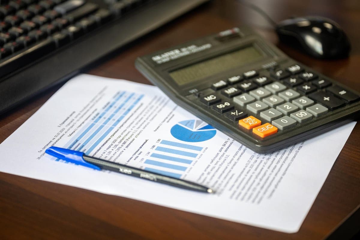 A calculator and pen on a desk